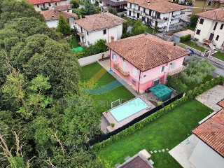 zoom immagine (Villa 300 mq, soggiorno, più di 3 camere, zona Monzambano)
