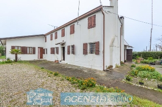 zoom immagine (Casa singola 19 mq, soggiorno, 4 camere, zona San Cosma)