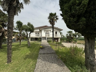 zoom immagine (Casa singola 200 mq, soggiorno, 3 camere, zona Megliadino San Vitale)