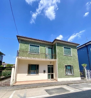 zoom immagine (Casa singola 150 mq, soggiorno, 2 camere, zona Porto)